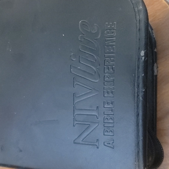 NIV Live: A Bible Experience the Complete Holy Bible on CDs - Picture 6 of 8